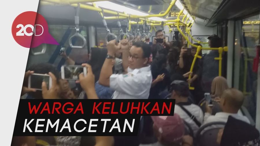 Saat Anies Pantau Ibu Kota dari Bangku Transjakarta