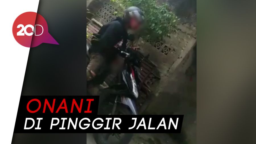 Waduh! Pria Ini Tertangkap Kamera Tengah Onani di Motornya