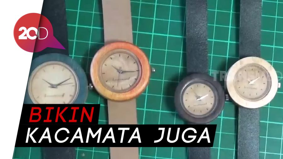 Mantul! Pemuda Ini Buat Jam Tangan dari Skateboard Bekas