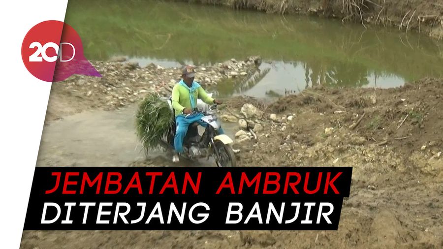 Warga Bojonegoro Naik Turun Sungai Karena Jembatan Amblas