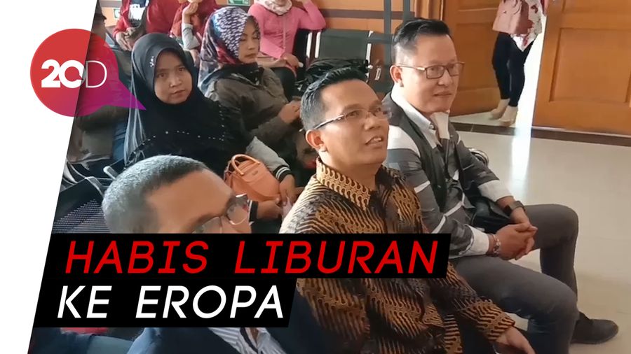 Charly Setia Dampingi Regina yang Sedang Sakit