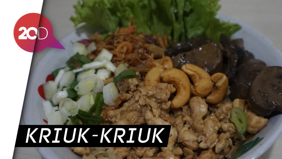 Sensasi Makan Bakmi Ayam Plus Kacang Mete yang Gurih Mulur