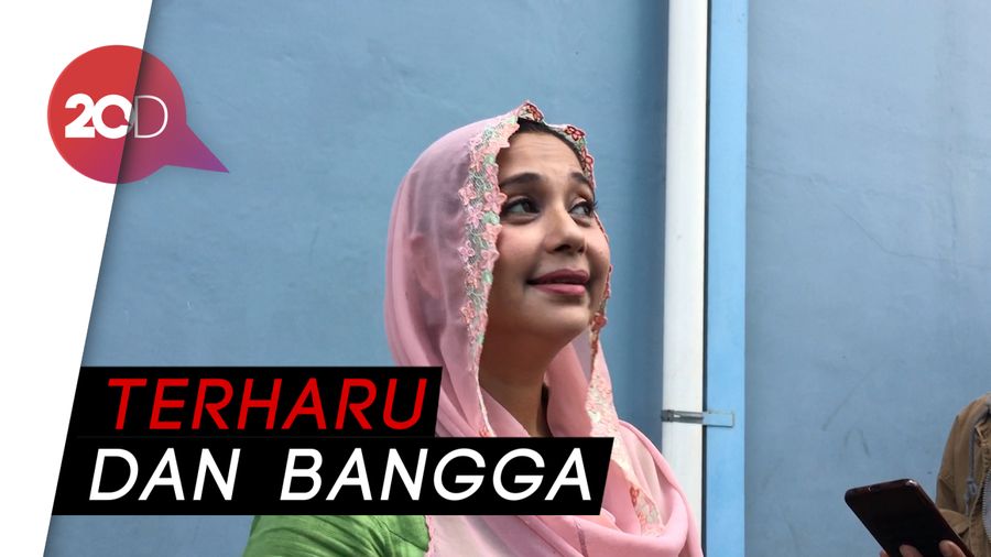 Ayu Azhari Dapat Kado Hafalan Alquran dari Anak-anak
