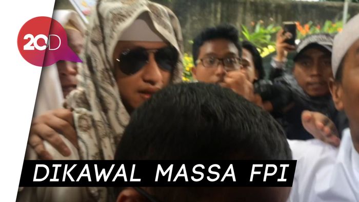 Berkacamata Hitam, Ini Gaya Habib Bahar Saat Datangi Bareskrim