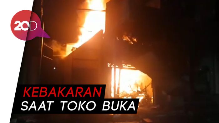 Diduga Korsleting, Toko Alat Listrik di Kediri Terbakar Hebat!