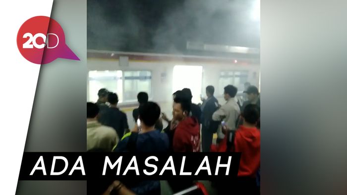 KRL Tujuan Bogor Keluarkan Asap, Penumpang Berhamburan