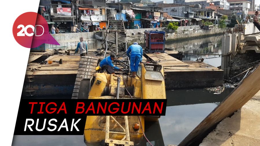 Pak Anies, Ada Crane Jatuh Timpa Rumah Warga Kemayoran