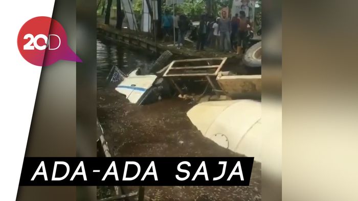  Supir Istirahat, Orang Gila Bawa Truk Molen Masuk Parit