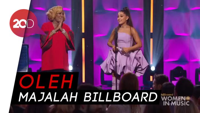 Thank U, Next Bawa Penghargaan Women of the Year untuk Ariana