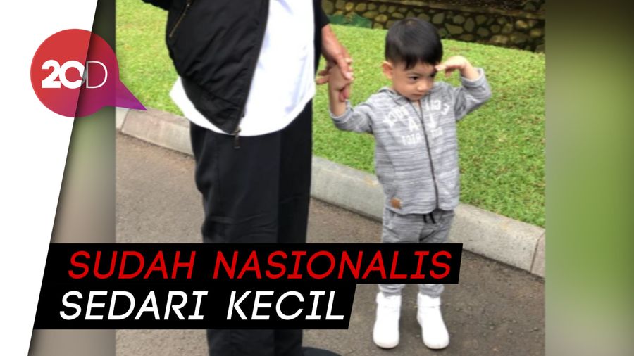 Gaya Hormat Jan Ethes Saat Jokowi Nyanyi Indonesia Raya