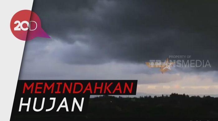 Melihat Cara Unik 2 Pawang Hujan Beraksi
