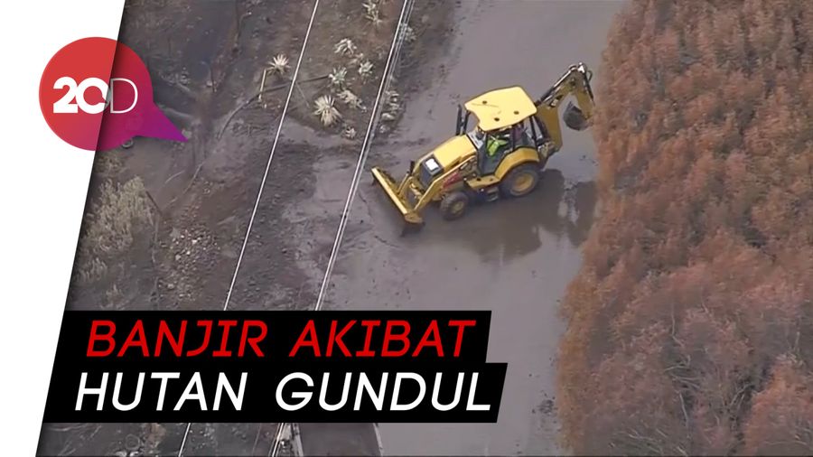 Petugas Bersih-bersih Pasca Banjir Bandang di California