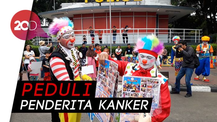 Aksi Badut Kumpulkan Donasi di CFD