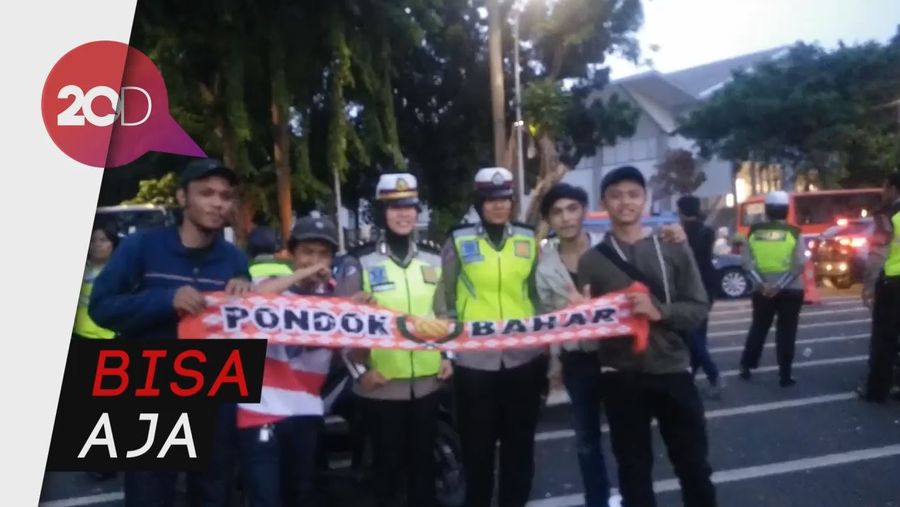 Asik Mengatur Lalin, Polwan Cantik Jadi Sasaran Wefie Jakmania