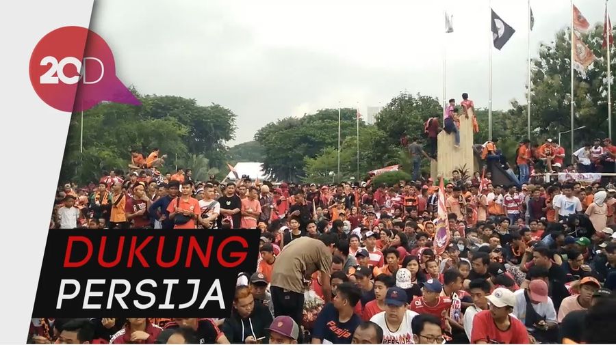 Sorak Sorai Jakmania Nobar di Halaman Kemenpora