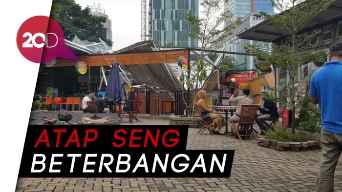 Angin Kencang Rusak Food Court di Kawasan Kuningan