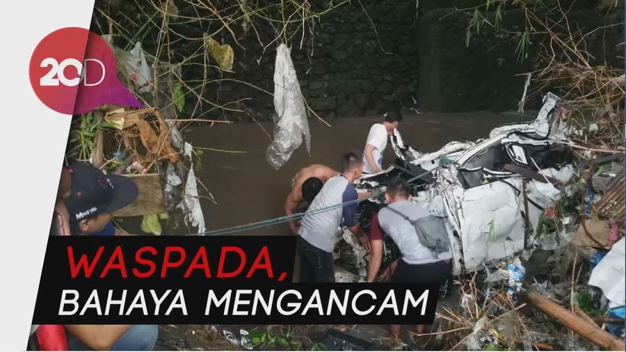 Ganasnya Banjir Malang Sebabkan Mobil Hanyut dan Tanah Ambrol