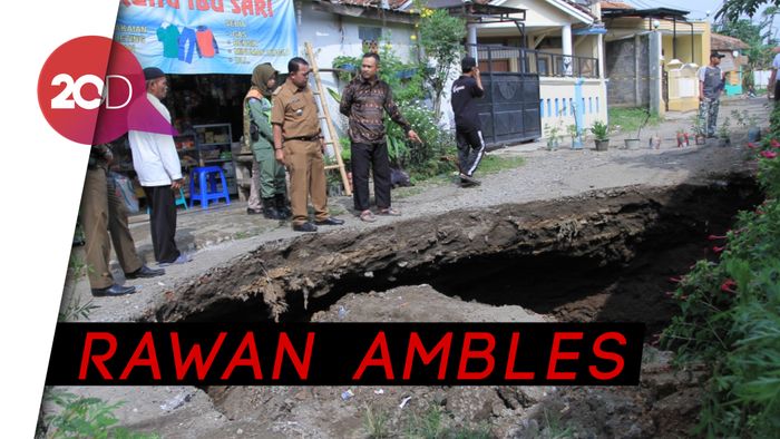 Jalan di Kutawaringin Ambles, Picu Terbentuknya Lubang Bak Gua