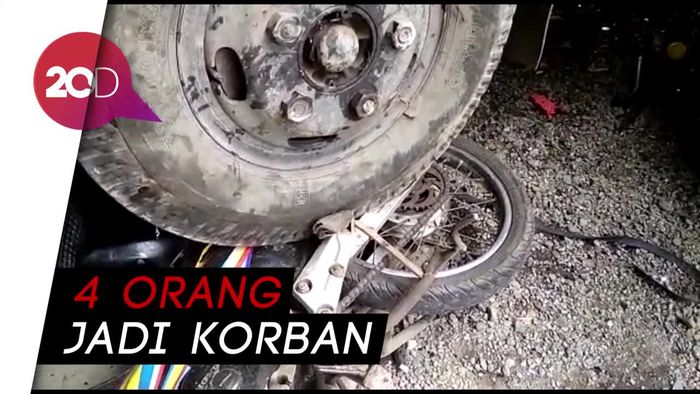 Ngeri! Truk Lepas Kendali Tabrak Kendaraan & Parkiran RS di Brebes