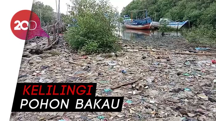 Joroknya Pantai Marunda yang Penuh Sampah
