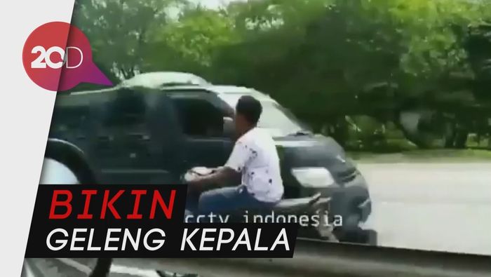 Nekat! Pemotor Ini Lawan Arah di Tol Sambil Ngebut