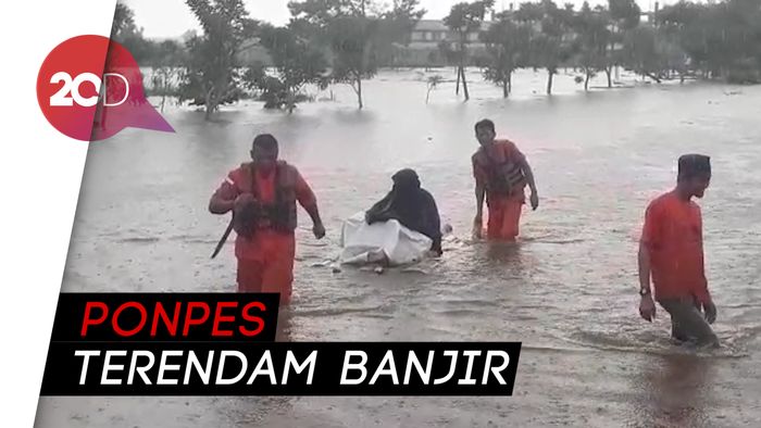 Basarnas Evakuasi Santri Korban Banjir di Kampar Riau