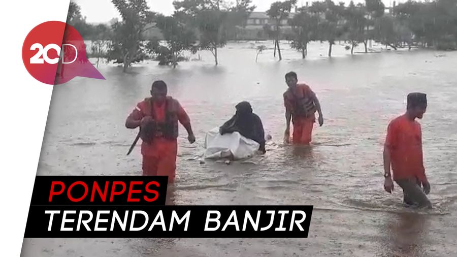 Basarnas Evakuasi Santri Korban Banjir di Kampar Riau