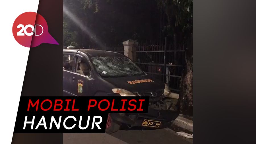 Jejak Penyerangan Mapolsek Ciracas, Mobil Polisi Hancur