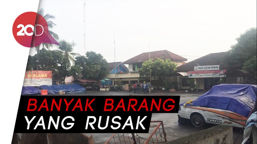 PPSU Bersihkan Sisa-sisa Perusakan di Mapolsek Ciracas