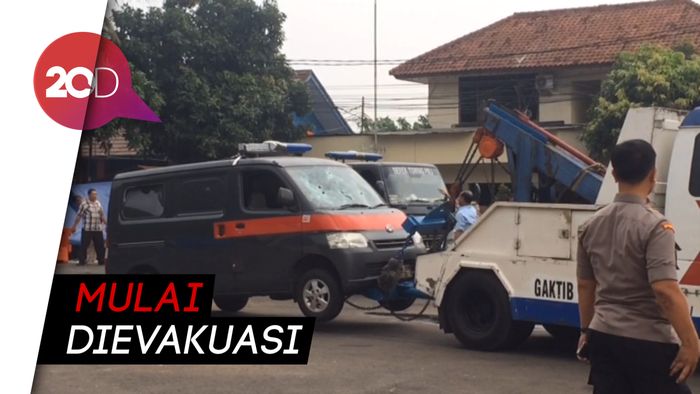 Potret Mobil Polisi yang Dirusak di Polsek Ciracas
