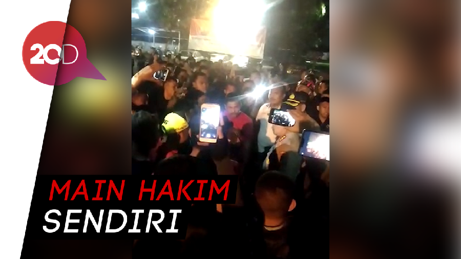 Suasana Tegang Penghalauan Massa di Mapolsek Ciracas