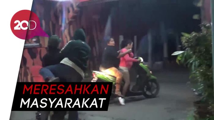 Asyik Mangkal, PSK di Makassar Lari Terbirit-birit Kena Razia
