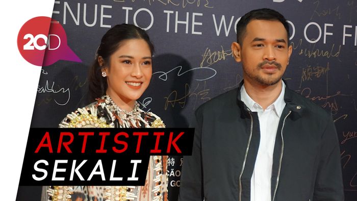 Gaya Dian Sastro saat Pemutaran Aruna dan Lidahnya di Macau 