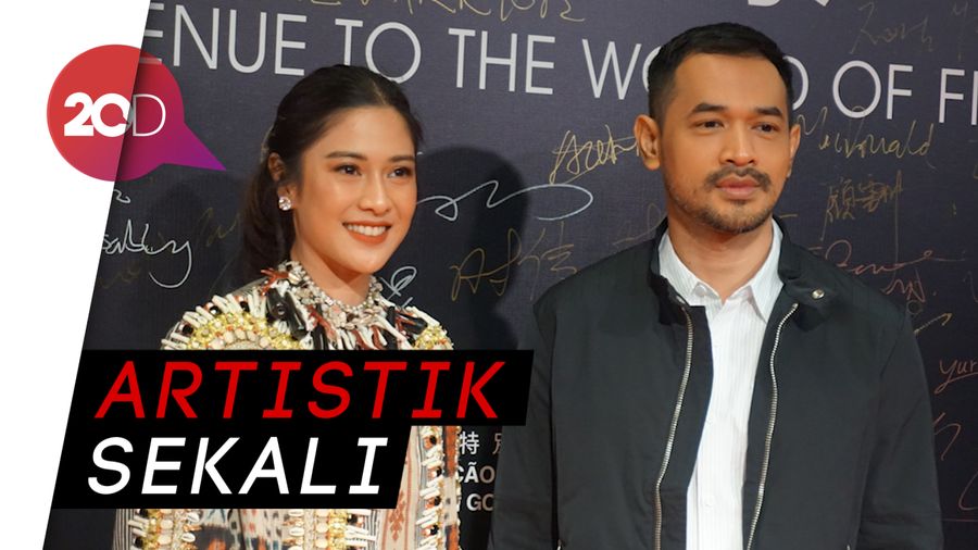 Gaya Dian Sastro saat Pemutaran Aruna dan Lidahnya di Macau 