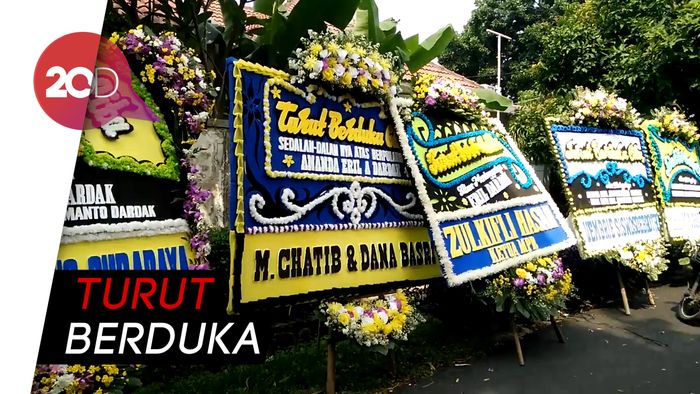 Karangan Bunga Bela Sungkawa Penuhi Rumah Adik Emil Dardak 