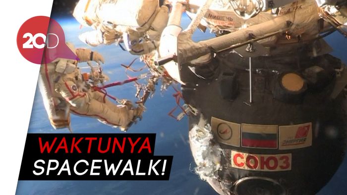 Melihat Astronaut Memperbaiki Pesawat Luar Angkasa