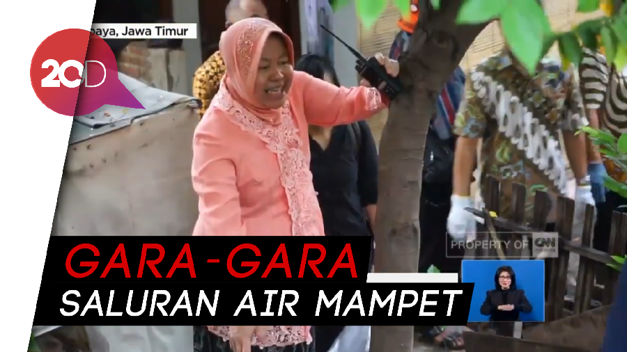 Pakai Kebaya dan Bot Pink, Risma Bersihkan Gorong-gorong
