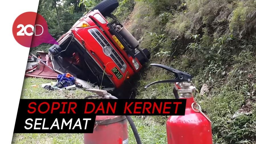 Truk Tangki 8.000 Liter Premium Terguling Gara-gara Sopir Ngantuk
