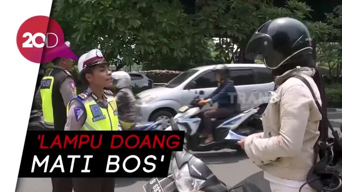 Ditilang Polisi karena Lampu Mati, Pemotor Ini Ngedumel