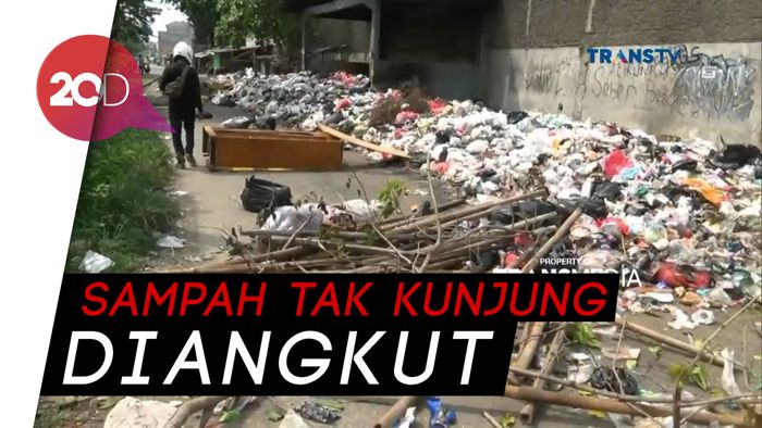 Waduh! Warga Karawang Blokir Jalan dengan Tumpukan Sampah