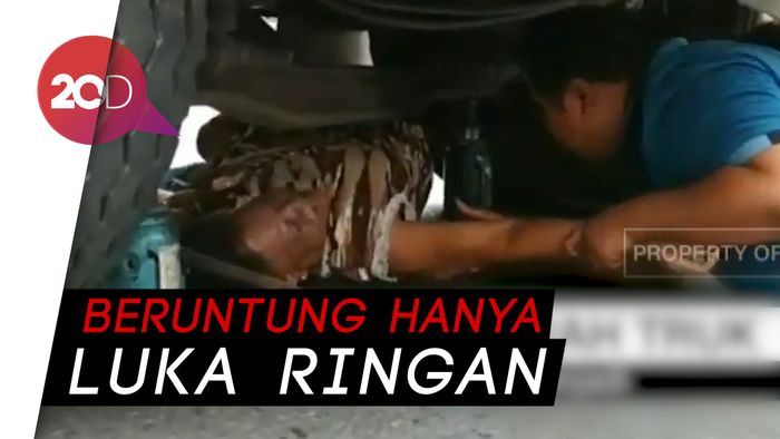 Lansia Kesangkut di Bawah Truk Saat Menyeberang di Pantura