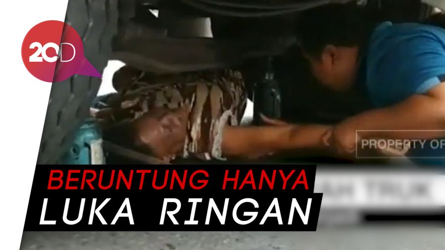 Lansia Kesangkut di Bawah Truk Saat Menyeberang di Pantura