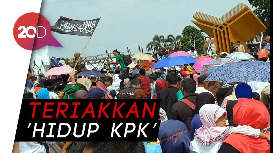 Warga Cianjur Tumpah Ruah di Alun-alun Rayakan OTT Bupati