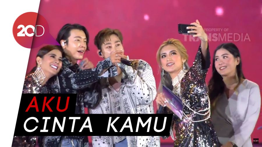 Ih! Jessica Iskandar Bikin Iri Penonton Foto dengan Donghae & Eunhyuk