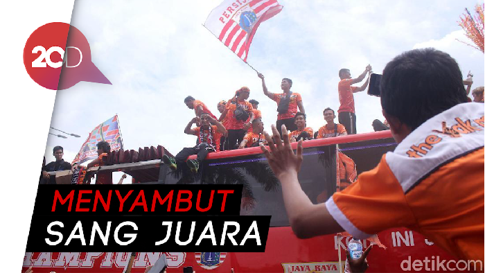 Momen Anies Angkat Trofi Persija