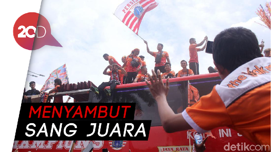 Momen Anies Angkat Trofi Persija