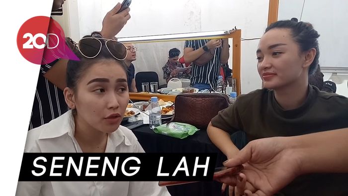 Ngefans Sama Suju, Ayu Ting Ting Deg-degan Sepanggung Bareng