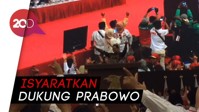 Gaya Dua Jari Anies di Acara Gerindra 