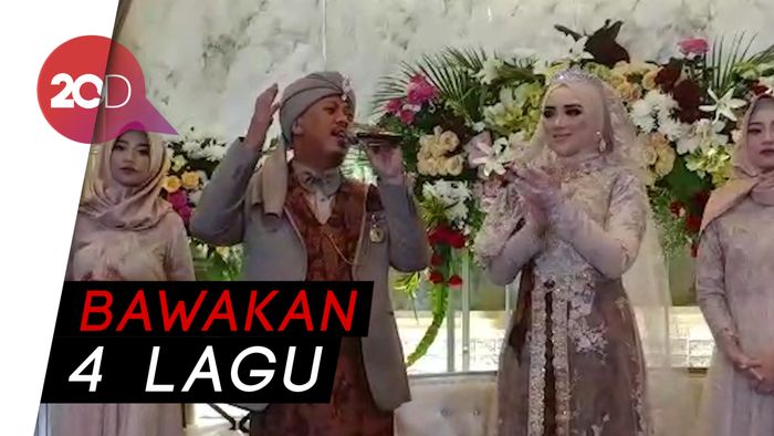 Nyanyian Bahagia Opick di Resepsi Pernikahannya