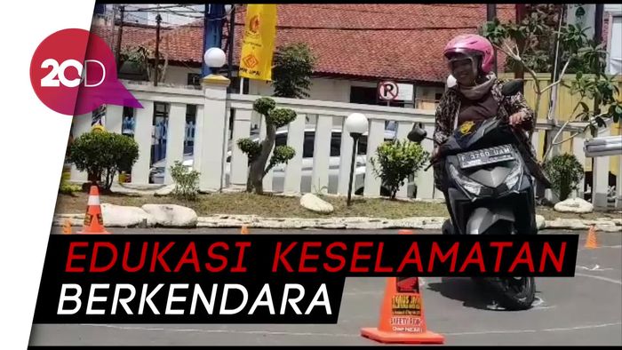 Puluhan Emak-emak Matic Unjuk Gigi di Depan Polisi